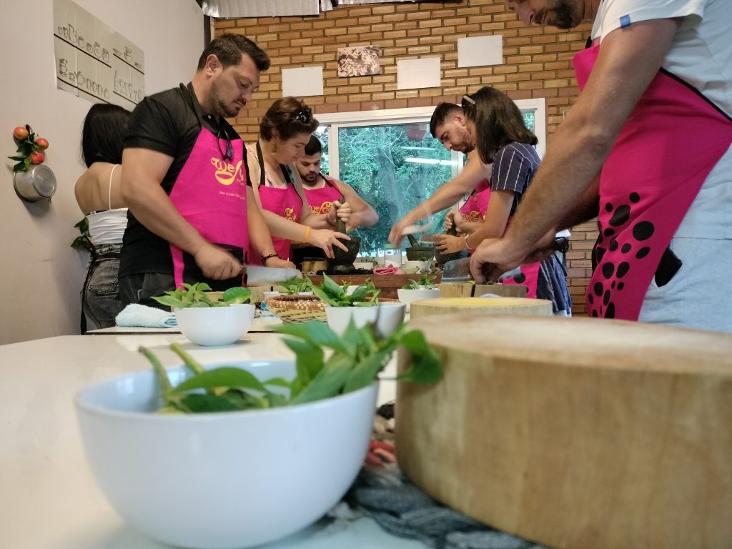 Turisti din primul tur la gatit