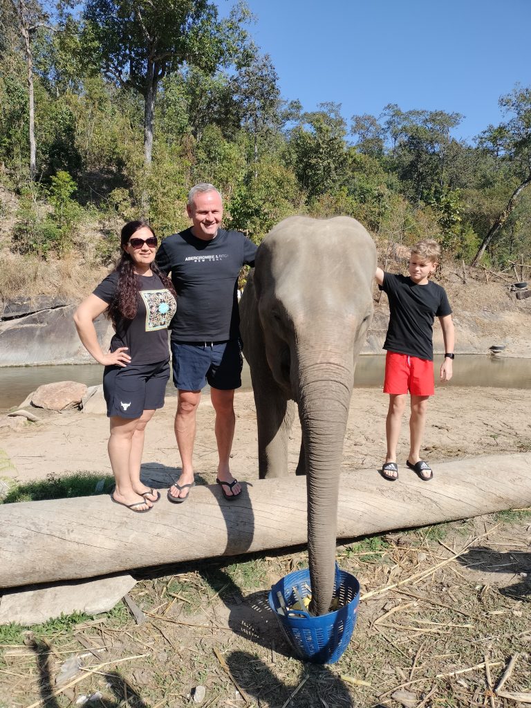 Familia Nitoi la elefanti