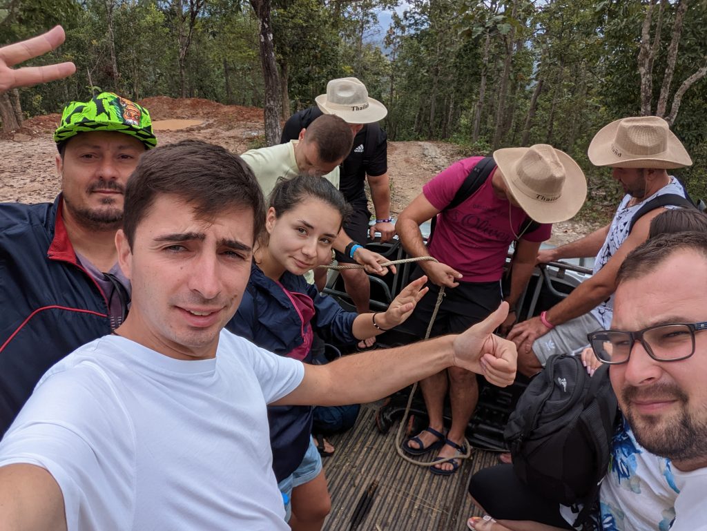 Eu cu primul grup la elefanti