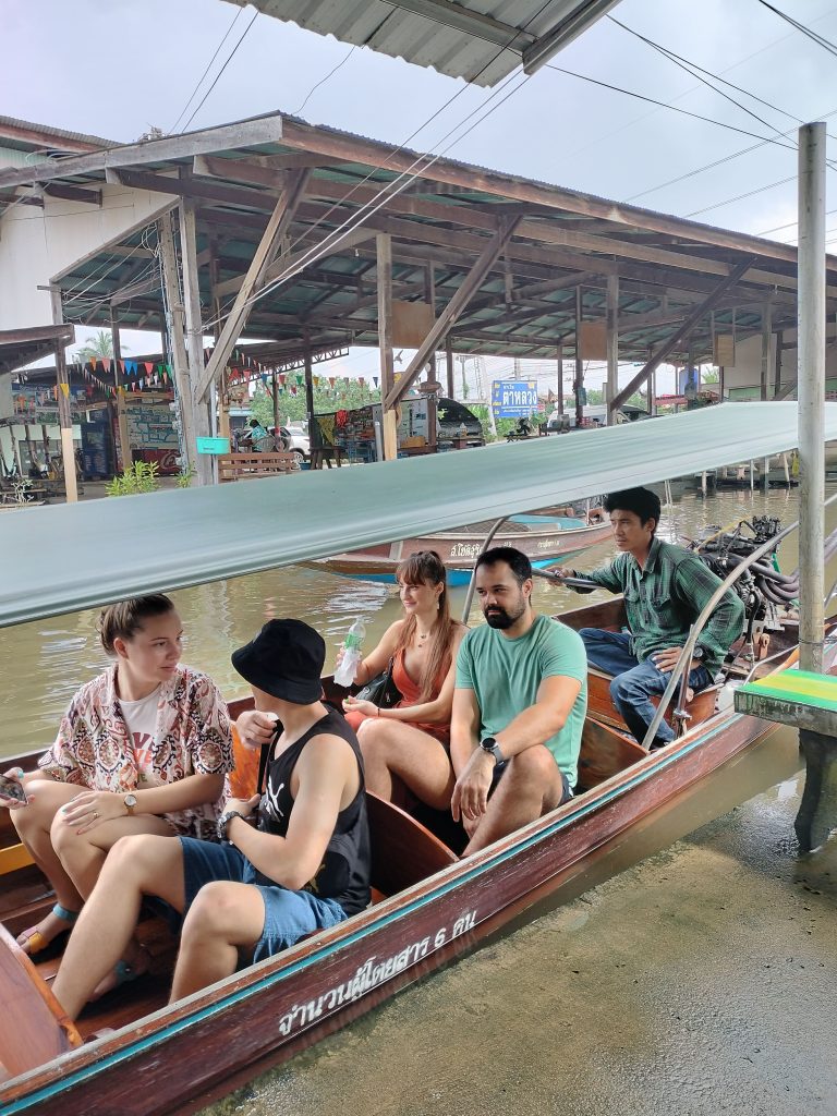 Turisti la Piata Plutitoare in Bangkok