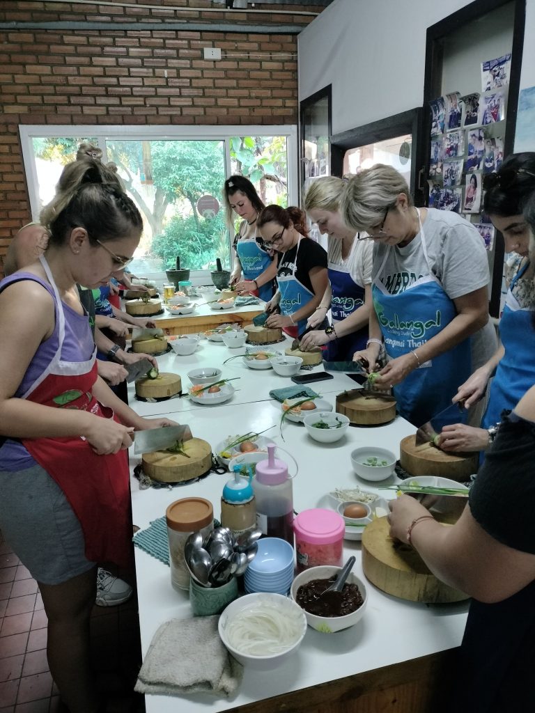 Turisti la cursul de gatit1