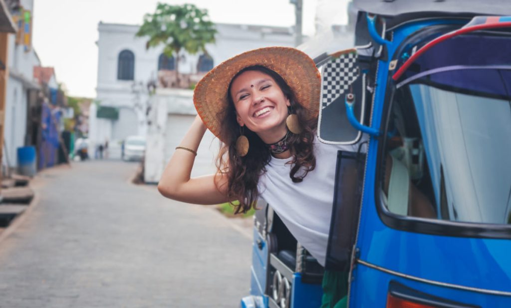 turistă în tuk-tuk