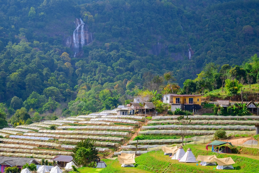 Turisti pe un traseu montan in Parcul National Doi Inthanon