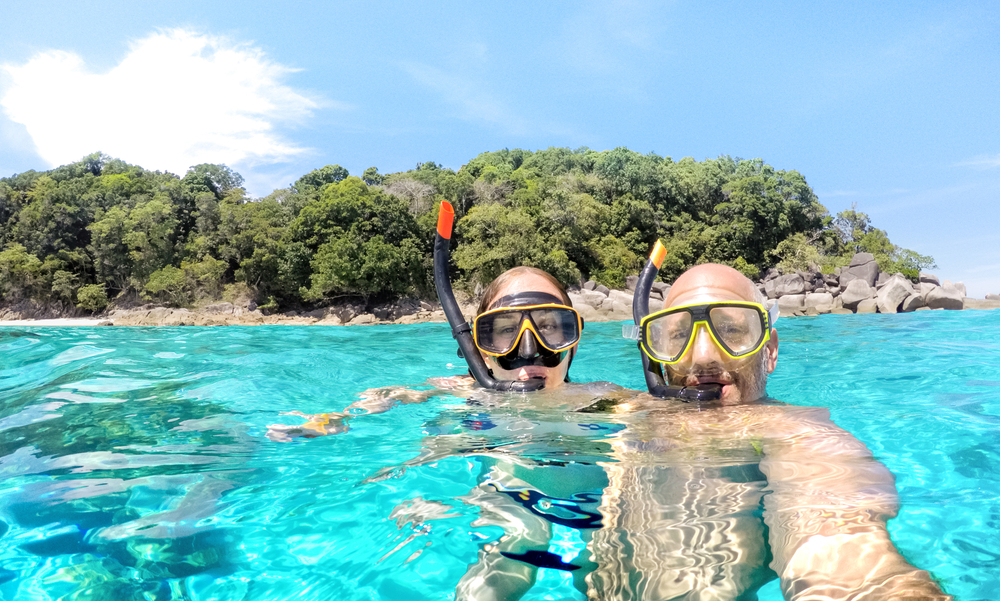 Persoane care fac snorkeling in Insulele Similan